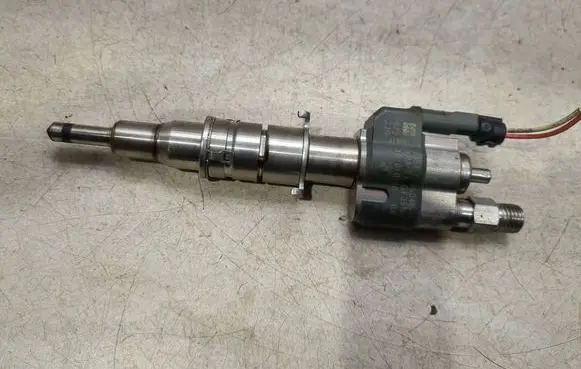 BMW 3 E90 E91 Fuel injector 758904810 7589048 10181010