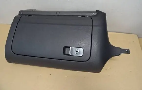 Volkswagen Golf V Glove box