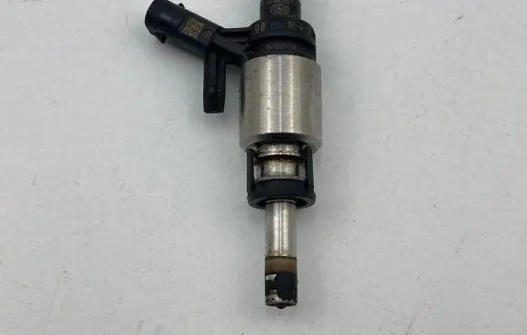 Audi A3 S3 8V Fuel distributor 06L906036L