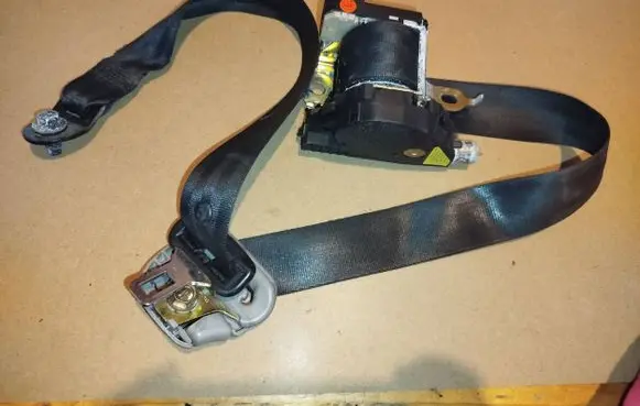 Toyota Avensis T220 Front seatbelt 33003479