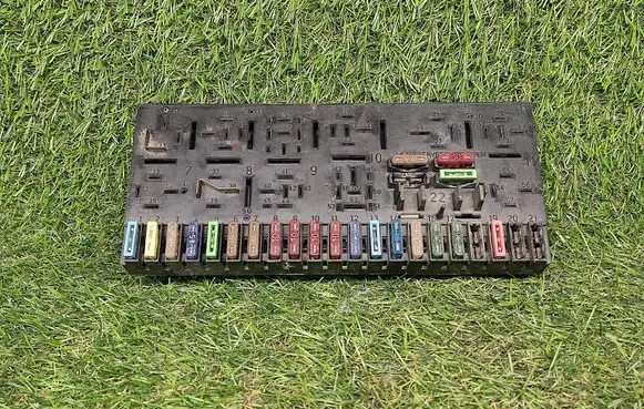 Audi 80 90 S2 B4 Fuse module 443941822B