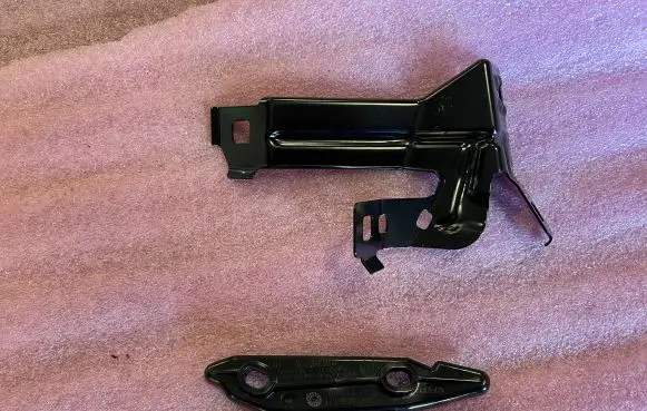 BMW 4 F32 F33 Fender mounting bracket 7298037 7294653