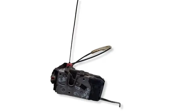 Opel Zafira B Rear door lock 6077717