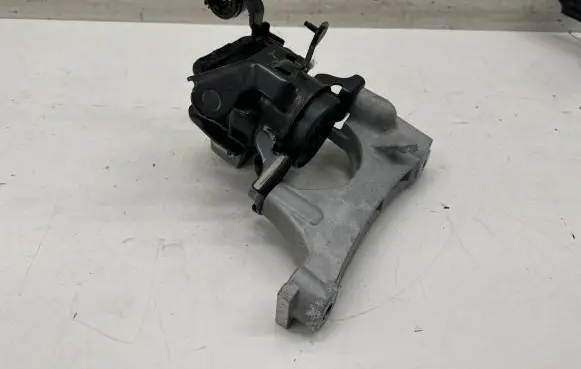 Toyota RAV 4 (XA50) Engine mount bracket R3M3090428