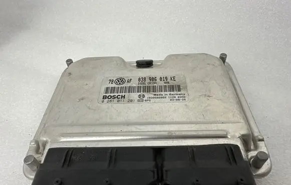 Volkswagen PASSAT B5 Engine control unit/module 038906019KE 0281011201 1039S02066