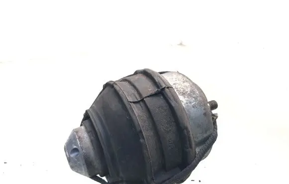 Volvo XC90 Engine mount bracket