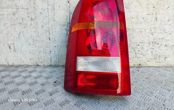 Land Rover Discovery 3 - LR3 Rear/tail lights C7L0A V243