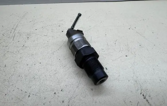 Toyota Land Cruiser (J120) Fuel pressure regulator 