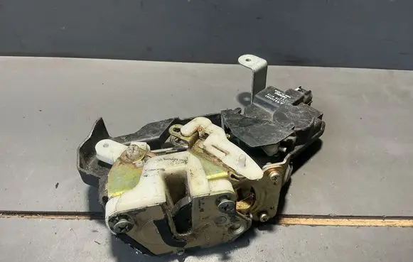 Mitsubishi Pajero Rear door lock 1015280110