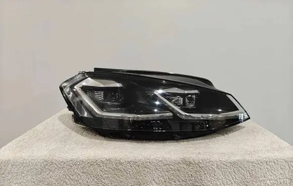 Volkswagen Golf VII Headlight/headlamp