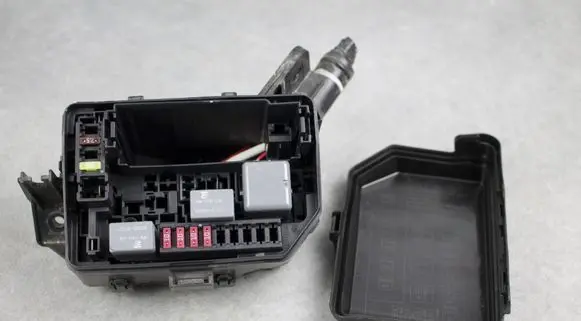 Toyota Yaris Fuse module 826620D320
