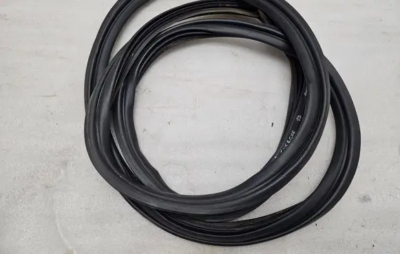 Jeep Grand Cherokee Loading door rubber seal (on body) 