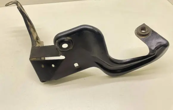 Audi A6 S6 C6 4F Intercooler pipe mounting bracket 4F0145814