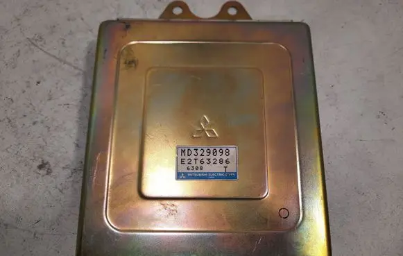 Mitsubishi Carisma Engine control unit/module E2T63286 MD329098