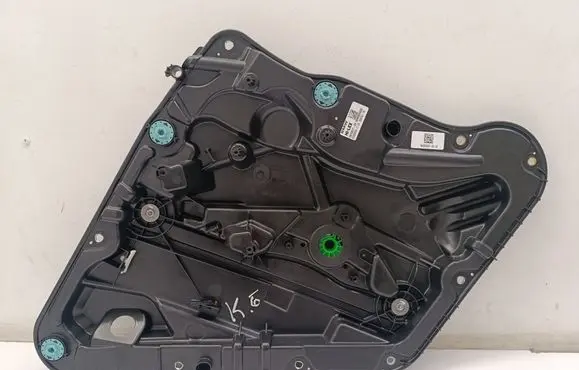 Rear window lifting mechanism without motor