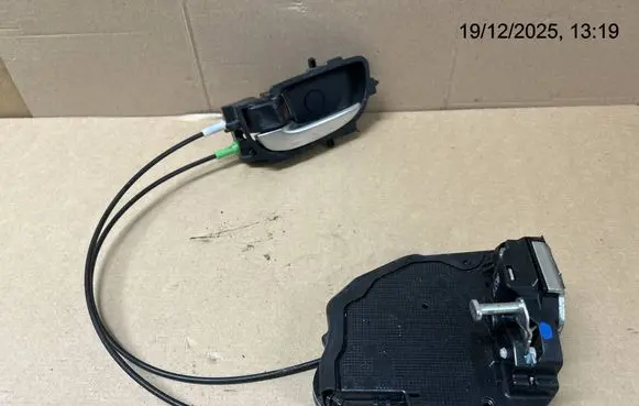 Toyota Auris E180 Rear door lock 