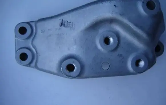 Volkswagen PASSAT B6 Engine mount bracket