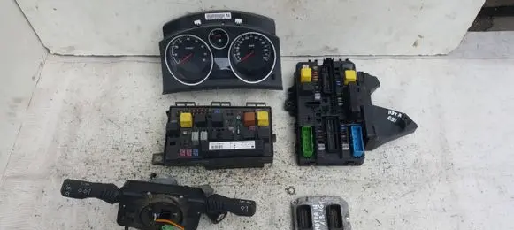 Opel Astra H Engine control unit/module 55557472 5WK9379