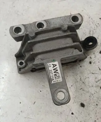 Opel Insignia A Engine mount bracket 13227715
