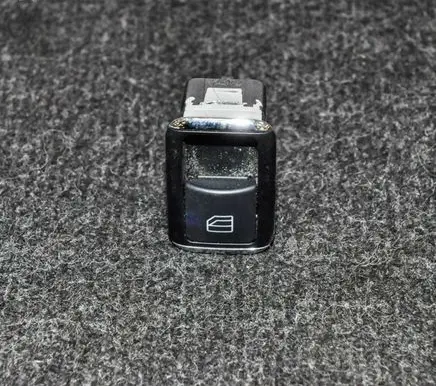 Mercedes-Benz C W204 Electric window control switch A2048700451 03139100
