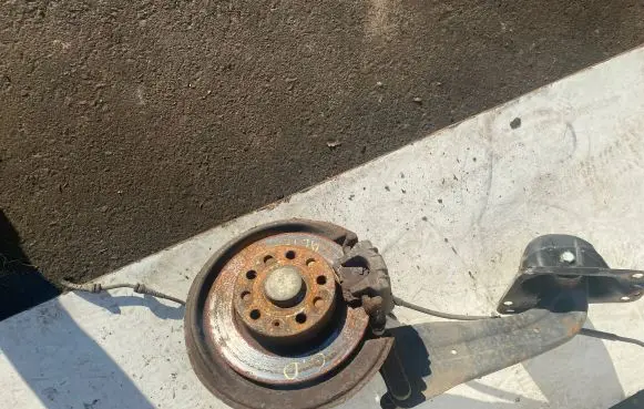 Rear wheel hub spindle/knuckle