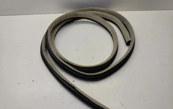 Chrysler 300 - 300C Front door rubber seal 56857 1DD63BD1