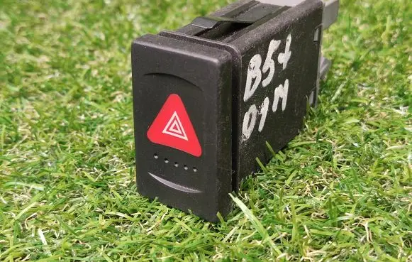 Volkswagen PASSAT B5.5 Hazard light switch 3B0953235D