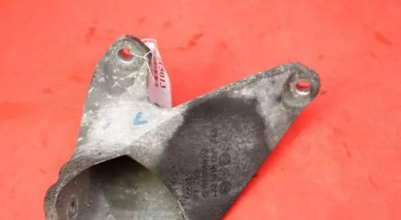 Engine mount vacuum valve