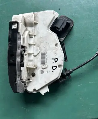 Volkswagen Golf VII Front door lock 5K1837016E
