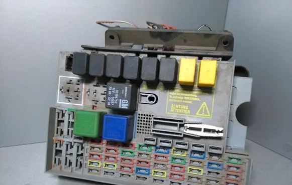 Opel Zafira A Fuse module 24412497
