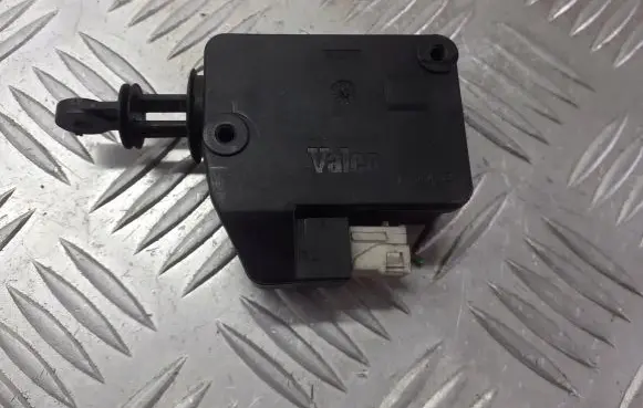 Volvo S40 Fuel tank cap lock 