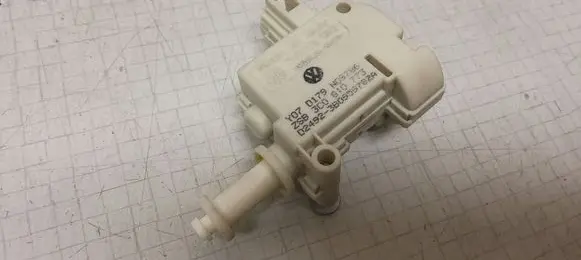 Volkswagen PASSAT B6 Central locking motor 3C0810773
