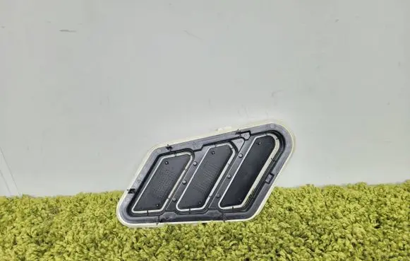 Citroen Berlingo Quarter panel pressure vent 9818353980