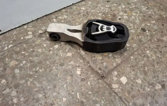 Citroen DS7 Crossback Engine mount bracket 9811786680