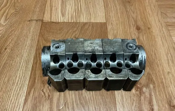 Volkswagen PASSAT B6 Camshaft holder U2336