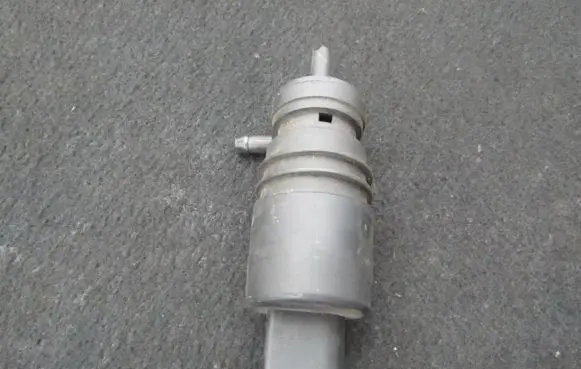 Volkswagen PASSAT B5 Windscreen/windshield washer pump