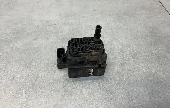 Jeep Grand Cherokee Air suspension valve block 15152400332