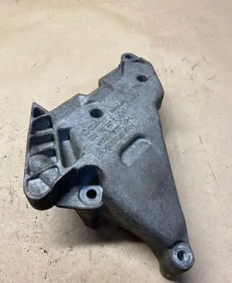 Volkswagen Touran I Engine mounting bracket 03G199207E V150