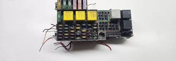 Opel Corsa C Fuse module 13142780