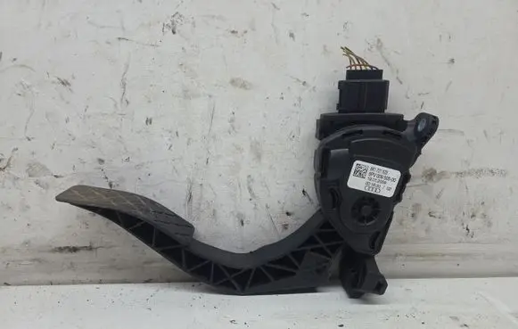 Accelerator throttle pedal