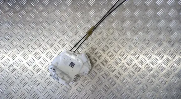 Mitsubishi Outlander Front door lock 5715A727