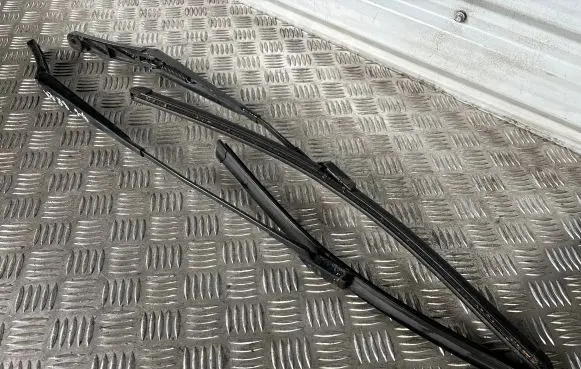 Volkswagen PASSAT B6 Windshield/front glass wiper blade 3C1955410B