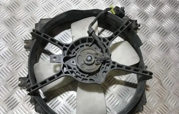 Radiator cooling fan shroud