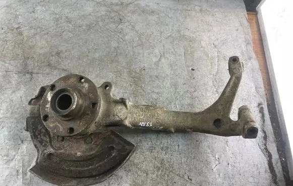 Volkswagen PASSAT B5.5 Front wheel hub spindle knuckle 8d0407258