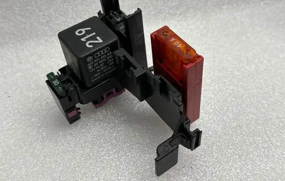 Volkswagen PASSAT B5.5 Relay mounting block 8d0937503d 443951253aa