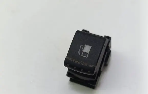 Volkswagen PASSAT B5.5 Fuel tank opening switch 1J0959833A