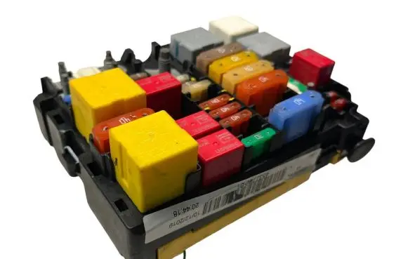 Peugeot 3008 II Fuse module A006C801 4537789