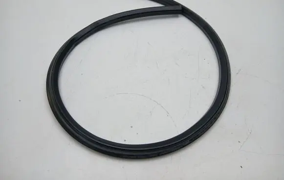 Volvo XC90 Engine compartment rubber 