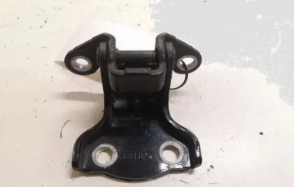 Chevrolet Captiva Rear door lower hinge