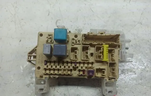 Toyota Corolla Verso AR10 Fuse module 892210F010